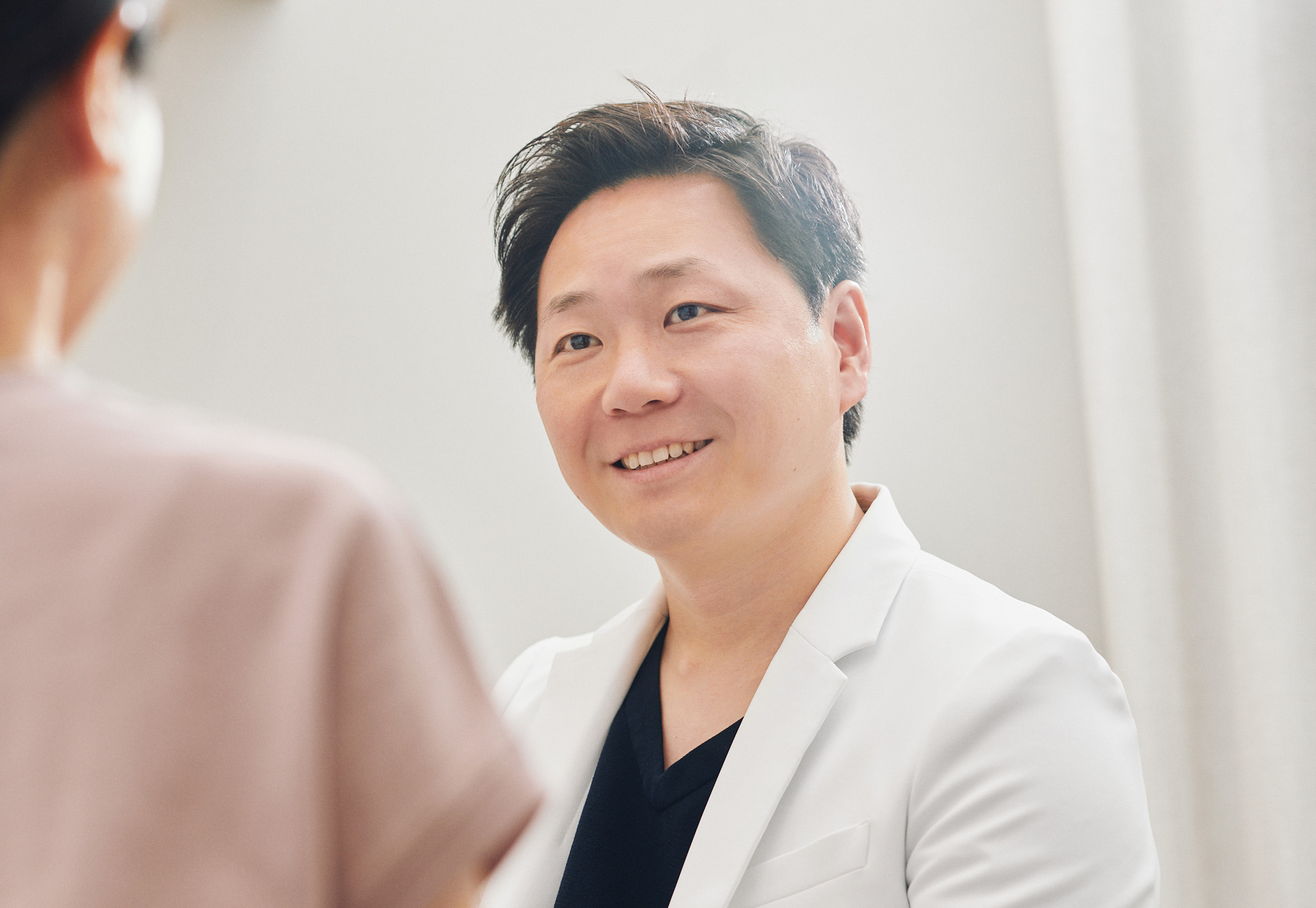 診察室で患者様と向き合う東京ウィメンズクリニックの院長