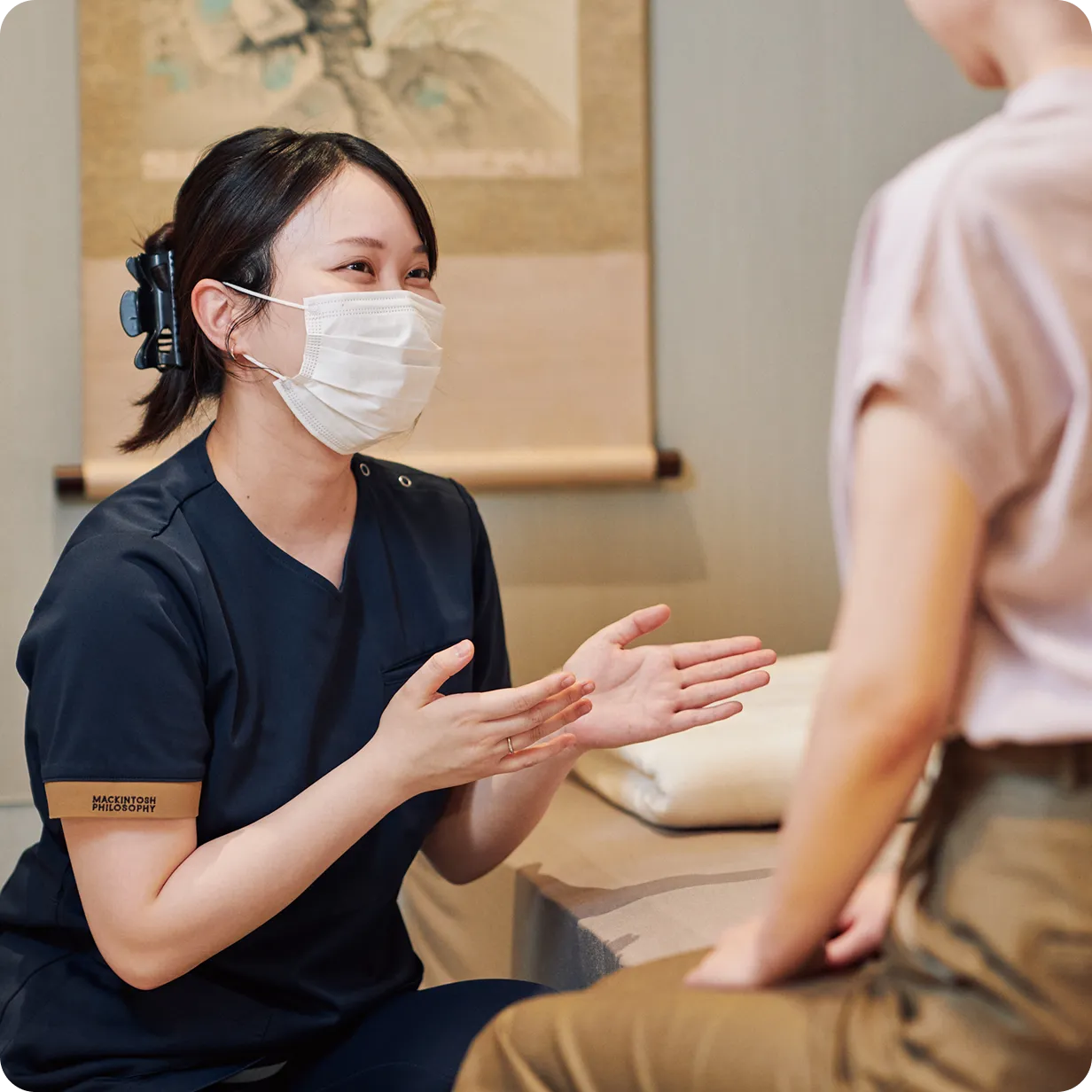 患者に治療内容を説明するスタッフ